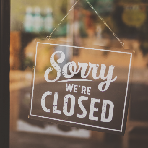 Schild in einem Fenster mit der Aufschrift: Sorry we are closed