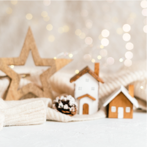 Stimmungsvolles Foto mit Weihnachtsdekoration, weihnachtlichem Holzstern, gemütlicher Decke und einer Lichterkette